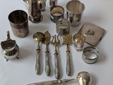 beaucoup de couverts sur une table, avec une cuillère et un repose-cuillère