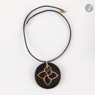 gros plan d'un collier sur une surface blanche