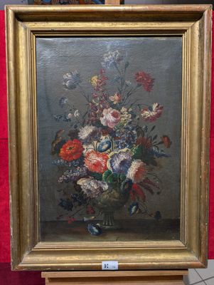 tableau représentant un vase de fleurs posé sur une table, sur fond rouge