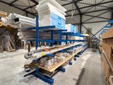 un grand entrepôt rempli de boîtes et de palettes