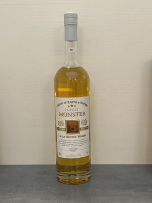 une bouteille d'alcool posée sur un comptoir à côté d'une bouteille de vin