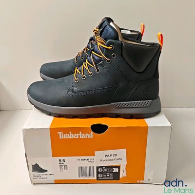 une paire de chaussures qui se trouve sur le dessus d'une boîte