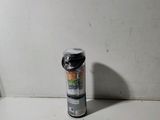 une canette de soda posée sur un plan de travail près d'un mur