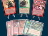 de nombreuses cartes exposées sur la table