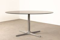 Table ovale à piétement à quatre branches en fonte d'alumini… (photo 2)