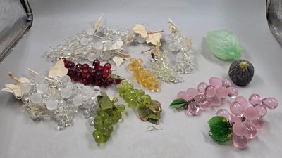 de nombreuses perles de verre de différentes couleurs sur un fond blanc