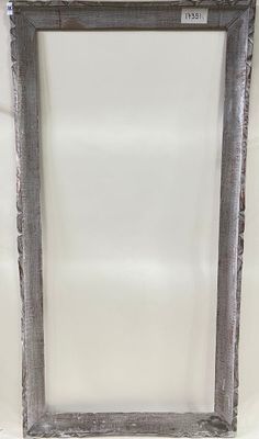 Un cadre en bois sculpté et césuré gris. H 162,5 x L 84 cm /…