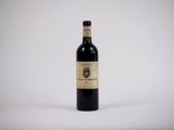 une bouteille de vin posée sur une table