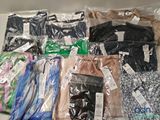 de nombreux types de vêtements différents posés sur la table