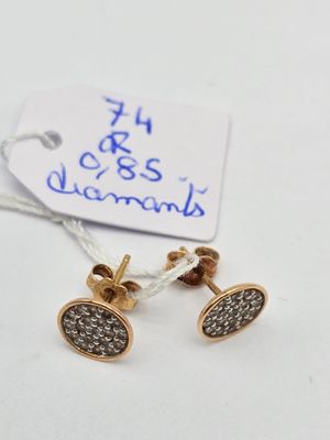 une paire de boucles d'oreilles en or et diamants avec son étiquette de prix