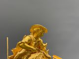 une statue en or représentant une femme assise sur un cheval
