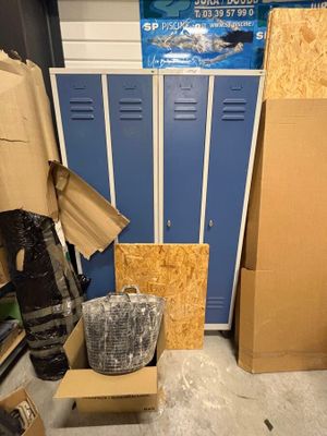 une pièce remplie de cartons et d'autres objets