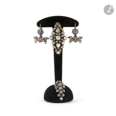 une photo d'une paire de boucles d'oreilles posée sur un présentoir noir