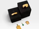 une paire de bagues en or et une paire de boucles d'oreilles dans un coffret noir