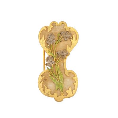 une photo d'une broche ornée de fleurs