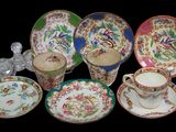 tout un tas d'assiettes et de tasses différentes sur la table