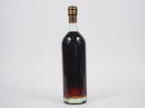 l'image d'une bouteille d'alcool posée sur une surface blanche