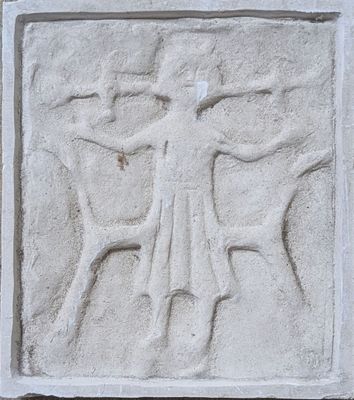 un relief représentant un homme et une femme sur un mur