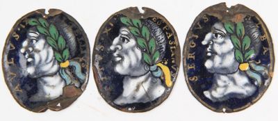 trois médaillons ovales représentant un homme couronné d'une couronne de fleurs et une femme couronnée d'une couronne de fleurs