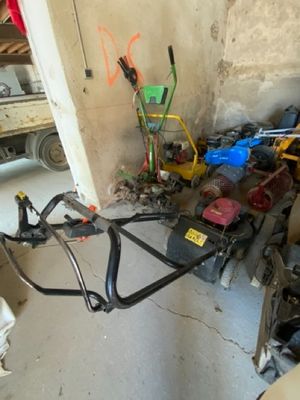 une photo d'une pièce où il y a beaucoup d'outils par terre
