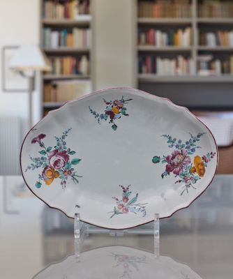 une assiette blanche décorée de fleurs, posée sur une table