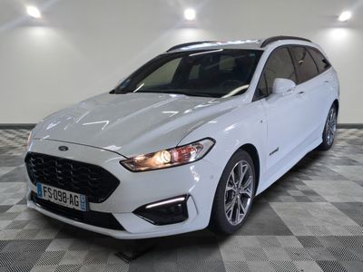 La Ford Monde blanche est garée sur un sol à damier