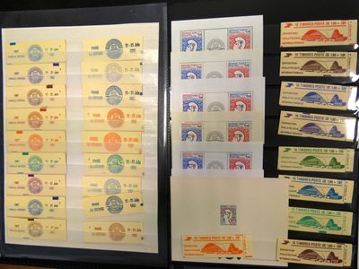beaucoup de timbres accrochés au mur d'une pièce