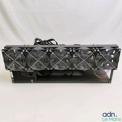 un gros plan d'un bloc d'alimentation d'ordinateur équipé de quatre ventilateurs