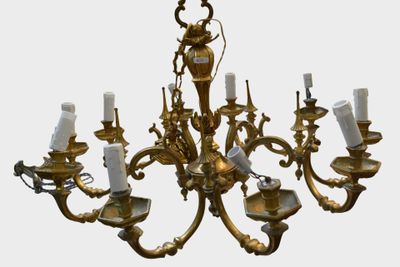 un lustre surmonté d'une horloge