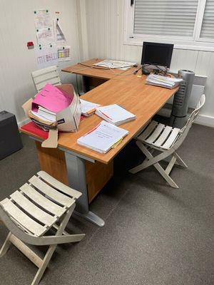 un bureau avec une chaise et un ordinateur dessus