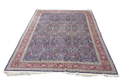 un tapis bleu et rouge à franges sur fond blanc