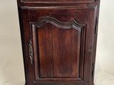 une vieille armoire en bois surmontée d'une porte