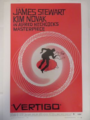 une affiche rouge sur laquelle figure, au centre, un homme sur une planche de surf