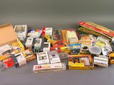 un grand nombre d'objets posés sur une table