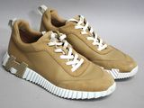 baskets beiges avec des lacets blancs sur une base grise