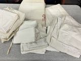 un tas de tissu sur une table, avec un sac de tissu