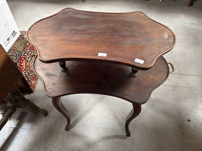 deux tables placées côte à côte