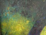 une peinture à l'huile représentant un arbre dans un champ verdoyant, parsemé de fleurs jaunes et bleues