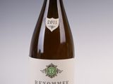 la bouteille de vin est posée sur la table, prête à être consommée