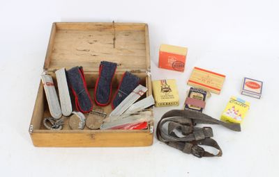 une boîte en bois contenant divers outils