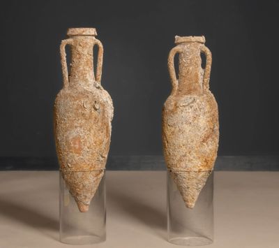 paire de vases en terre cuite de la Grèce antique, munis d'anses et de poignées