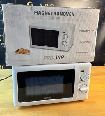 deux fours à micro-ondes posés l'un sur l'autre sur une table en bois