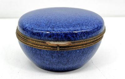 un gros plan d'une boîte bleue posée sur une surface blanche