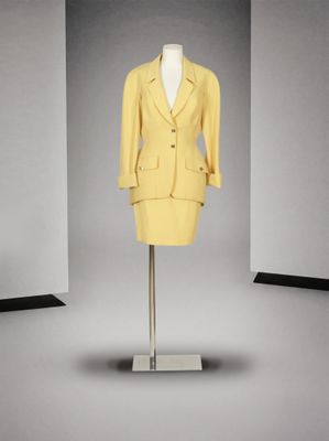 une photo d'un costume jaune sur un présentoir à mannequin