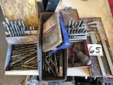 une boîte remplie de vis et d'autres outils posée sur une table