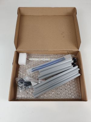 une boîte contenant plusieurs stylos, posée sur une table