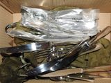 une boîte remplie de couteaux et de cuillères