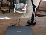 un ordinateur portable posé sur une table dans un salon