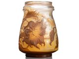 un bocal en verre orné d'un motif