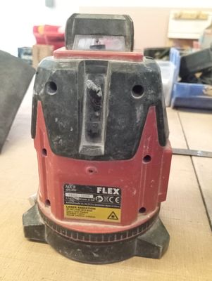 une machine rouge et noire posée sur une table